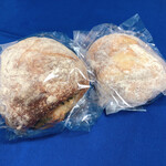 ル・プチメック - 右 じゃがいもパン216円
      左 大葉とベーコンのパン291円