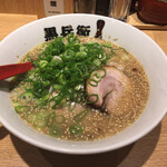 くろ・とんラーメン黒兵衛 - さっぱり系のスープにストレート細麺。豚骨としてはパンチに欠けるが、味はそんなに悪くない。