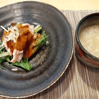 中國菜 心香 - 右は干し海老と野菜と卵白のスープ、左の副菜は洗練された盛り付けの上品な棒棒鶏