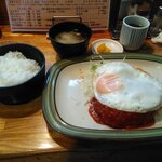 グリル不二軒  - ハンバーグ定食。