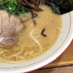 ラーメン横浜家 - 獣感のある豚骨スープ。