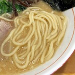 ラーメン横浜家 - 大橋の麺は少し細めのストレート麺。