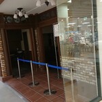 Sweets Smile - 閉店後の外観を遠くから。