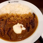 Koko Ichiban Ya - ポークカレー（ライス500g）＆半熟タマゴ。とび辛スパイスをガッパリ振りかけて～半熟卵を入れて～ウスターソースをかけていただきま～す♪