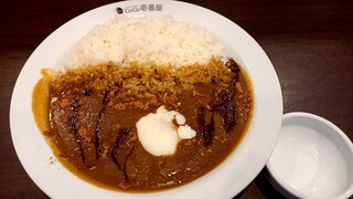 Koko Ichiban Ya - ポークカレー（ライス500g）＆半熟タマゴ。とび辛スパイスをガッパリ振りかけて～半熟卵を入れて～ウスターソースをかけていただきま～す♪