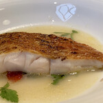 蒼 - 相模湾さかな人より 伊東の地金目鯛 本日の仕立て
      皮目を炭火焼きにした地金目鯛を、アラのブイヨンで軽く火を入れミディアムレアな仕上がり、旨味の濃さには目を見張るばかりです♪