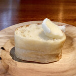 蒼 - 自家製バゲットに自家製のバター
      自家製バターを作る際にできるバターミルクで作った自家製の焼きたてバゲット、鮑のソースと一緒にペロリといただきました。