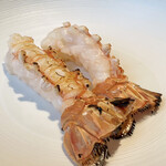 蒼 - さかな人 長谷川さんより長井の赤座海老 ビスクと共に
      峯村シェフのスペシャリテ、火入れの見事さにナイフとフォークが止まりません！
      甘みが強く旨味も濃いです。
      美味しいとしか表現がみつかりません。