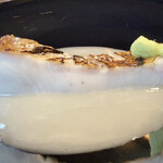 蒼 - 愛媛 藤本さんより神経締め 真魚鰹の藁焼き
      自家製の中国甘酒を使ったお米のドレッシングの甘酸っぱさに、ミディアムレアに火入れされた真魚鰹のあっさりとしてクセのない味が素晴らしい取り合わせです。