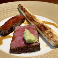 蒼 - 上田畜産 但馬玄リブロースの炭火焼き コロボックル村 赤木さんのホワイトアスパラガス
                    但馬玄の雌牛、リブロースの塊を2時間半かけてじっくりと火を入れた赤色の鮮やかに目が釘付けです！