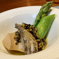 蒼 - 大原より鮑 北海道産グリーンアスパラガス 自家製バター
                    大きな黒鮑、噛みながら旨味を楽しむ、柔らか過ぎない食感が見事！
                    自家製バターでムニエルにしたアスパラ、火が入り過ぎず食感味共に素晴らしいです。