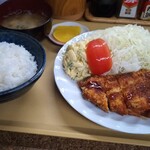 食工房キッチン - チキンカツ定食650円。