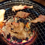 あみやき亭 - お肉を焼いております。