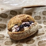 パンやきどころ RIKI - 有機ドライブルーベリーと北海道クリームチーズのサンド ¥290