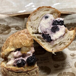 パンやきどころ RIKI - 有機ドライブルーベリーと北海道クリームチーズのサンド ¥290