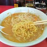 前橋飯店 - 何だか、昔どこかで食べたことあるような麺、面白い麺です。香の物は、かぶときゅうりの古漬けです。