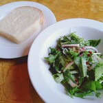 洋食屋シカレ - セットのサラダと自家製パン