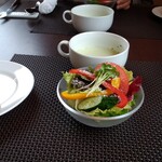 ラ ビストリア - サラダ、青豆のポタージュ、自家製フォカッチャ。