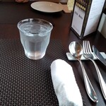 ラ ビストリア - 水、おしぼり、フォーク、スプーン、ナイフ。
      