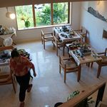 海坐 - 明りが入りやすい造りになっている食事場。白い色が心を落ち着かせてくれます。