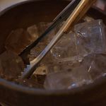 海坐 - お部屋でお酒を飲みたいと言ったところ、氷とお水のサービスが。