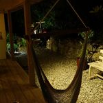 海坐 - 宿泊棟の目の前の憩いの場。ハンモックももちろん使えます！