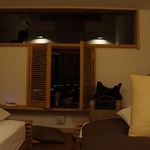 海坐 - 宿泊棟の内装。横たわりながらも、海を眺められる造り。