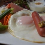 海坐 - 目玉焼き、ソーセージは普通。ただしオクラはただものじゃない美味しさでした。
