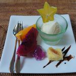 海坐 - 朝食後のデザート。ドラゴンフルーツやスターフルーツ添えのアイス。
