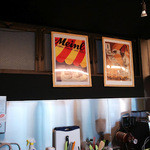 チャーリーズカフェ 尾山台いちば - ユリウスのポスターがおしゃれ。市場内でういてる感じ。