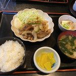 Uogashi - 2021年5月。焼肉定食600円。冷奴の小鉢、味噌汁、お新香付き。
