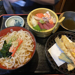 Uogashi - 2021年5月。海鮮丼セット780円。ミニ海鮮丼、天ぷら、冷しうどん付き。