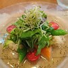 海鮮フランス料理 尾野 - 料理写真:タスマニアサーモンとイタヤ貝のサラダ。とんぶりのぷちぷちが見えますか？