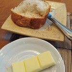 海鮮フランス料理 尾野 - パンは皮がぼろぼろと落ちてしまうので、私にはお代わり必要。ソースはちゃんと掬えます。わ～い。