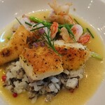 海鮮フランス料理 尾野 - 鯛のオーブン焼き。黒米のリゾットと付け合わせのアスパラガスとベーコンに鯛出汁カレー風味ソースが絶妙。