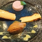 海鮮フランス料理 尾野 - 追加420円のデセール盛り。手前、塩キャラメルシャーベット、時計回りに、プリン、苺と白胡麻ムース、バスク風チーズケーキ。