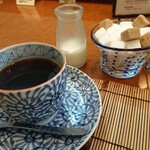 海鮮フランス料理 尾野 - 珈琲がとても濃い。ミルク瓶可愛い。