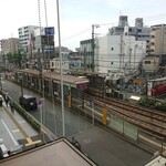 Denizu - 待合スペースから都電荒川線・早稲田方面（東京さくらトラム）と町屋駅前停留場がよく見えるw