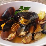 ボッチデビッラ - あさりとムール貝の白ワイン蒸し