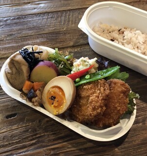 deli&kitchen 豆豆菜菜 - 特製チキンカツにお惣菜やサラダが入ったコロッケ弁当