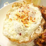 ロイヤルグリーン レストランアンドバー - デビルライスチキン(目玉焼)