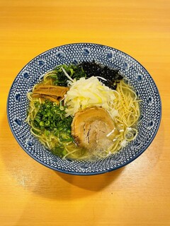 Ramen Shouriki - 数種類の魚介と日高昆布、ホタテなどを使ったすっきりとしたらーめんです