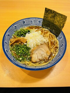 h Ramen Shouriki - 遠赤外線で焼いた数種類の魚介や昆布、椎茸などを使った旨味深い一杯です