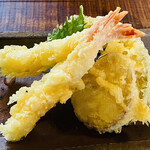 そば草香 - 揚げたての天ぷら
      海老が特に旨い