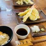 そば草香 - 先に鯛めしを食べます♡
      旨い〜
      海老天も塩で♡
      サクサク
      そして
      海老はプリッとしてて甘くて美味しい