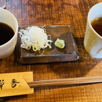 そば草香 - そばつゆ
      と
      そば茶
      似てる〜（笑）
      薬味♡運ばれてきたよ