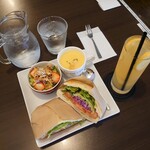 フラノカフェ - 生ハムとバジルチーズのパニーニランチ