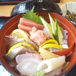 和っ嘉 - 料理写真:大きな丼で海鮮丼！