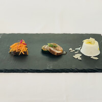 リストランテ ベリーニ - ①【前菜3種盛り】
                    　・牛テールのテリーヌ、人参ラペ
                    　・神戸ポークのソーセージ、椎茸のミンチ詰め
                    　・新玉葱のアイスケーキ