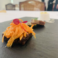 リストランテ ベリーニ - ①【前菜3種盛り】
                    　・牛テールのテリーヌ、人参ラペ
                    　・神戸ポークのソーセージ、椎茸のミンチ詰め
                    　・新玉葱のアイスケーキ